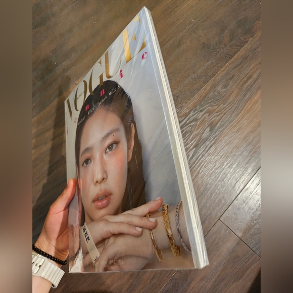 JENNIE Vogue May 2024 Korea Magazine with Jennie Kim Cover - Picture 3 of 3